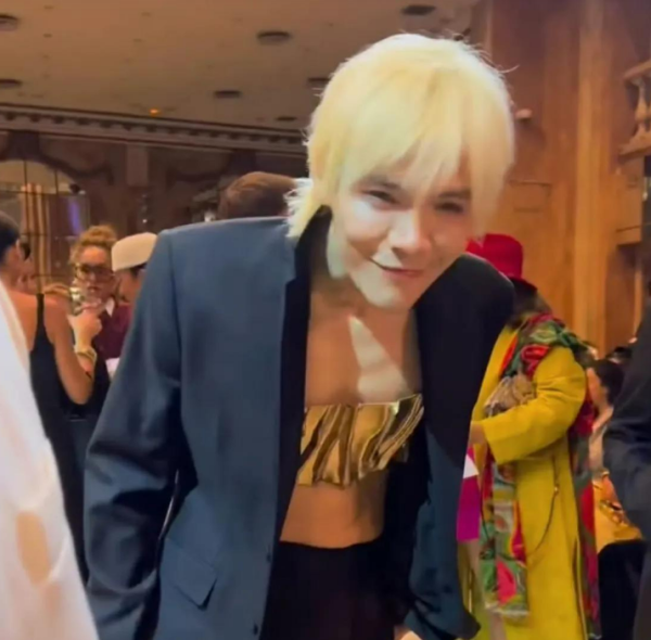 凯狮优配 巴黎时装周上，向佐再次让人眼前一黑，富二代也不容易啊