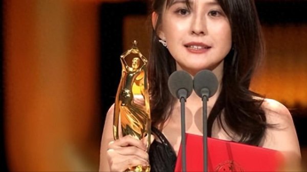 万联证券 张艺谋也没想到，39岁“未婚生子”的热依扎，已走上另一条上坡路